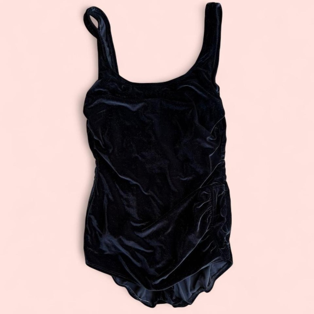 Black vintage velvet one-piece with‎ ruching